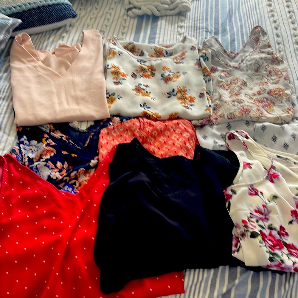 8 sz XXL 1 sz 1 total of 9 sleeveless Maurices blouses.